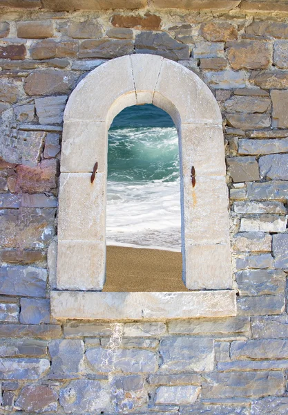 Пляж через старую дверь на острове Крит, Греция — стоковое фото