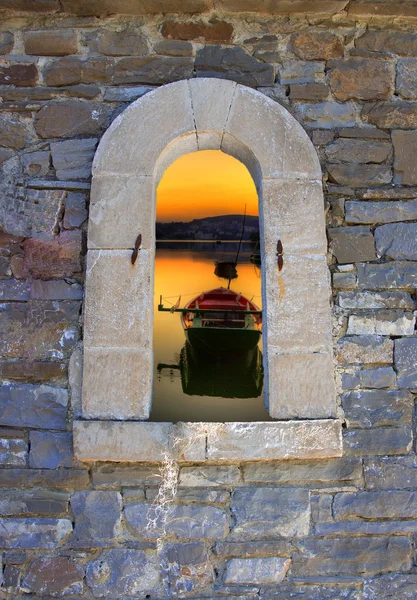 Traditionelles Boot im See durch eine alte Tür in Betoninsel, Griechenland — Stockfoto