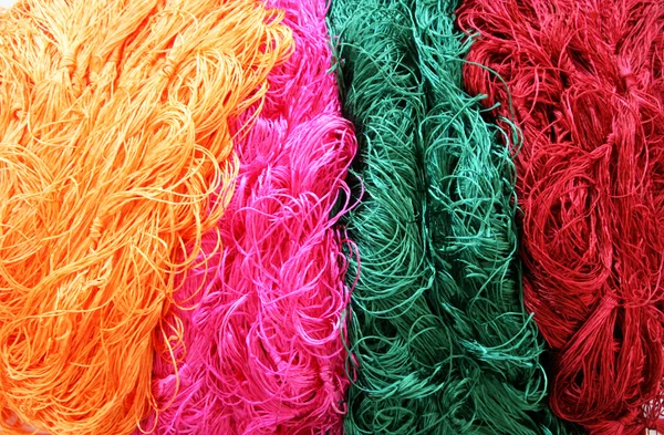 Bobbins de fios de bordados coloridos — Fotografia de Stock
