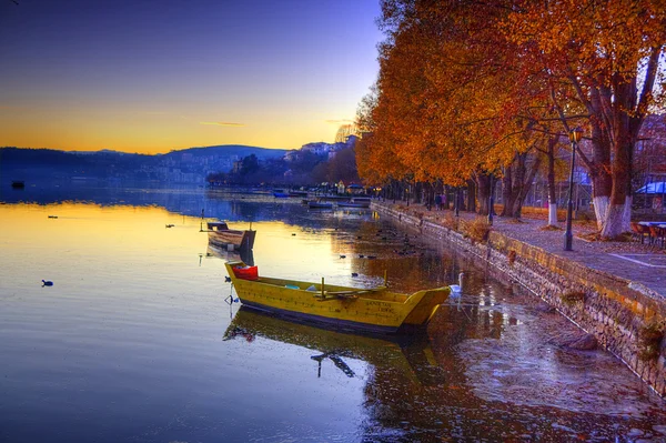 Hajót napnyugtakor Kastoria, Görögország — Stock Fotó