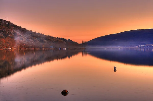 Mountain lake reflektioner — Stockfoto