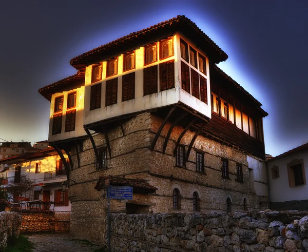传统房子与视图中在卡斯托里亚，希腊 — 图库照片