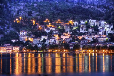 Dolunay şehir kastoria üzerinde. Makedonya Yunanistan