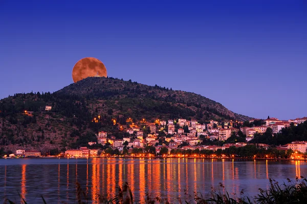 Fullmåne över kastoria stad. Makedonien Grekland — Stockfoto