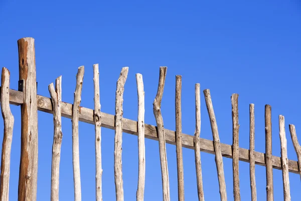 Cerca de madeira no céu azul — Fotografia de Stock