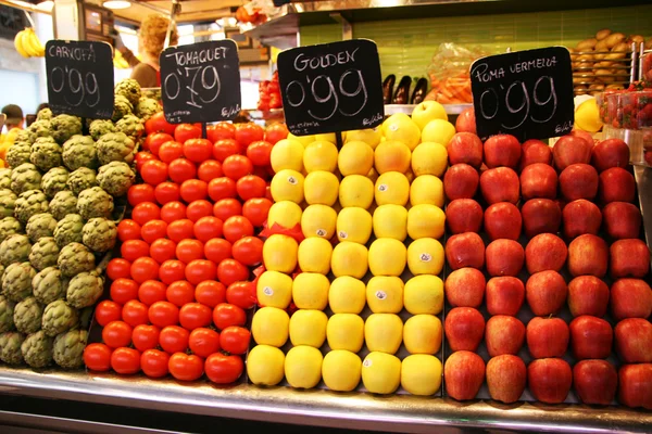 La boqueria, vruchten. wereld beroemde barcelona markt, Spanje. selectieve aandacht. — Stockfoto