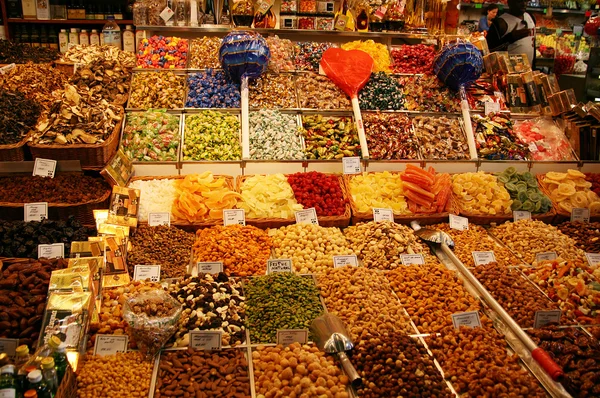 拉邦奇利亚，水果。世界著名巴塞罗那市场，西班牙。选择性焦点. — 图库照片