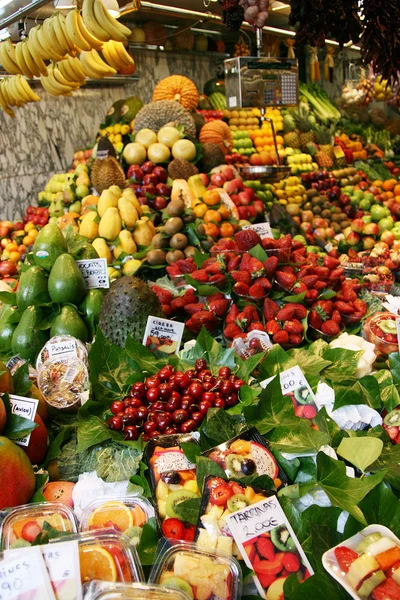 La Boqueria, hedelmät. Maailmankuulu Barcelonan markkinoilla, Espanjassa. Valikoiva painopiste . — kuvapankkivalokuva