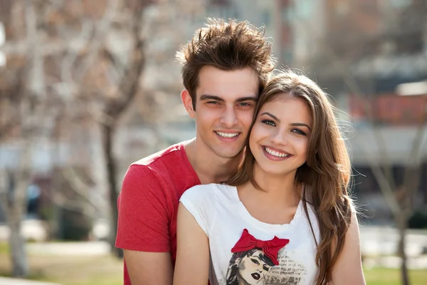 Счастливая молодая пара — стоковое фото