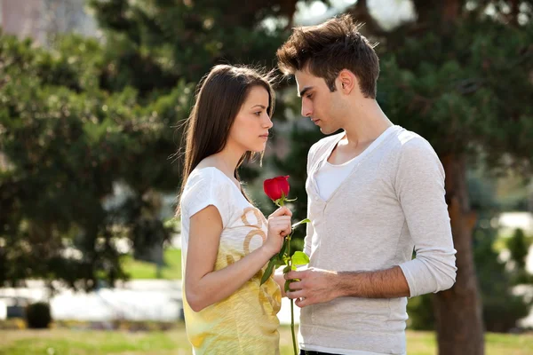 Giovani amanti romantici — Foto Stock
