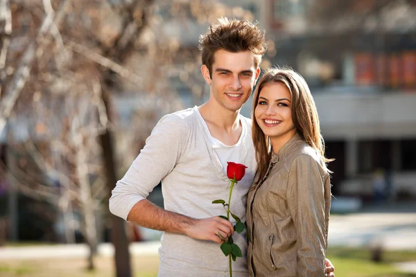 Románticos amantes jóvenes — Foto de Stock