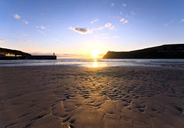 Sonnenuntergang am Sandstrand am Hafen erin - Insel des Menschen — Stockfoto
