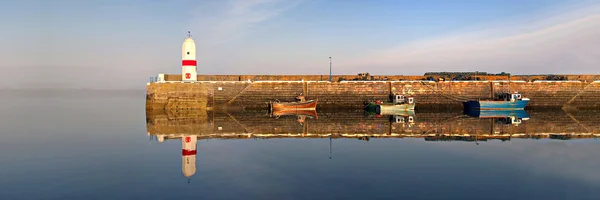 Fyren, hamn, båtar med hav och vatten reflektion — Stockfoto