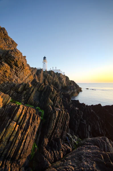 Douglas deniz feneri olan kayalıklarla Isle of man üzerinde — Stok fotoğraf