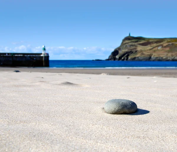 海と砂のビーチの上に石の詳細 — ストック写真