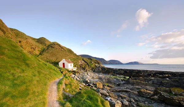 Path to White Cottage on a coast - Niarbyl — Stock Photo, Image