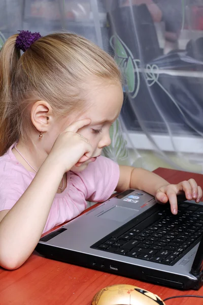 笔记本电脑工作的一个年轻女孩的肖像 — 图库照片
