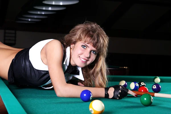 A young woman playing billiard — Stock Photo, Image