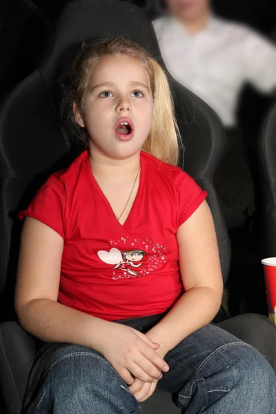 小女孩坐在电影院在扶手椅上 — 图库照片