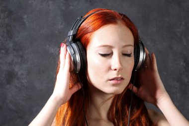 Kızı arka planda izole kulaklık müzik dinleme