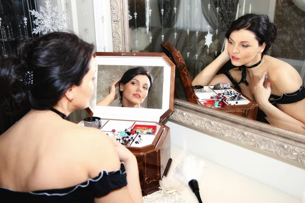 Nádherná žena v luxusním bytě na sobě náhrdelník před mi — Stock fotografie