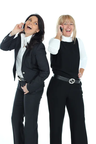 Cep telefonu, beyaz ba izole konuşan iki iş kadınları — Stok fotoğraf
