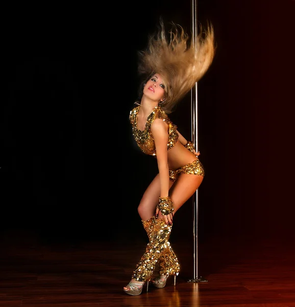 Сексуальная девушка танцует стриптиз — стоковое фото