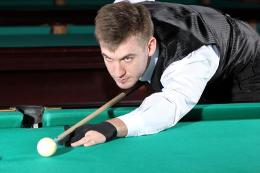 Snooker karanlık kulüpte oynayan adam.