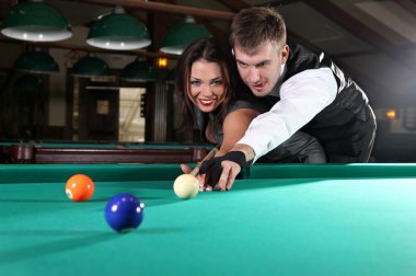 snooker karanlık bir kulüpte oynayan iki portresi