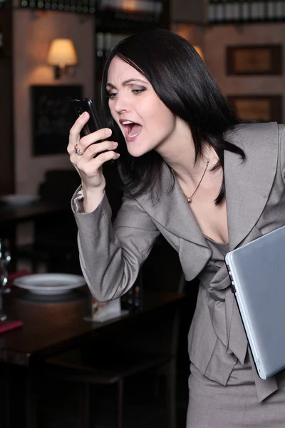 Ділова жінка емоційно розмовляє по телефону — стокове фото