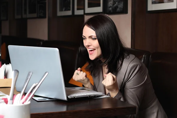 카페에서 노트북으로 아름 다운 여자 — 스톡 사진