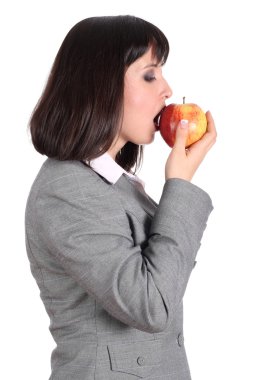 Elma yiyen genç bir kadın