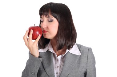 Elma yiyen genç bir kadın