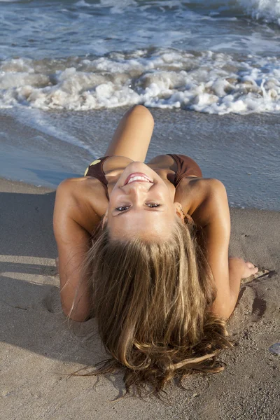 Sexy fille blonde posant sur une plage — Photo