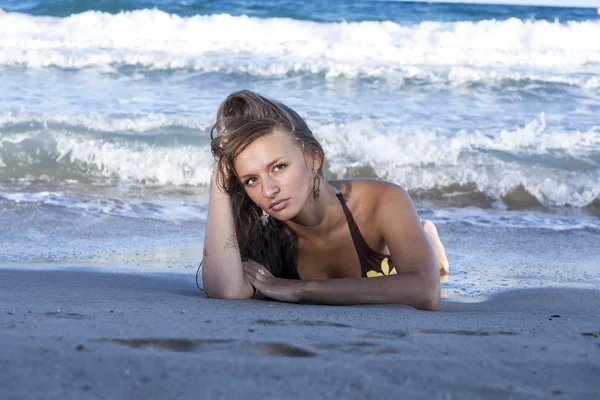 Sexy chica rubia posando en una playa —  Fotos de Stock