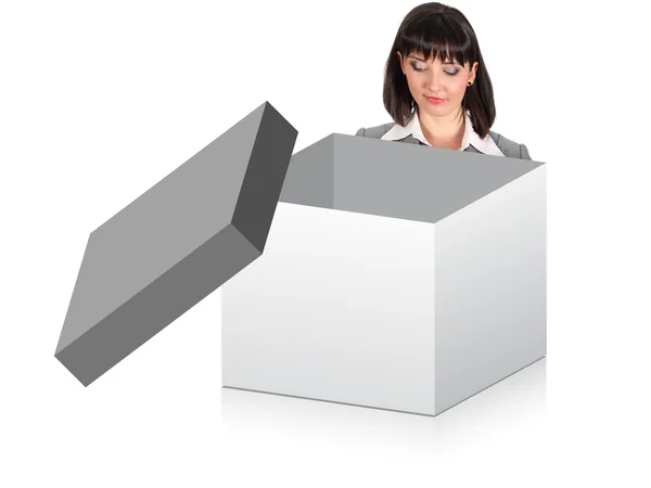 Affärskvinna som söker i en öppen låda — Stockfoto