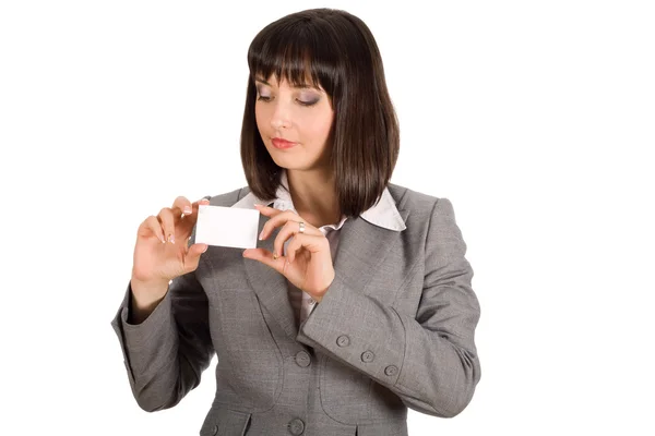Γυναίκα των επιχειρήσεων με λευκή κάρτα στο χέρι — Φωτογραφία Αρχείου