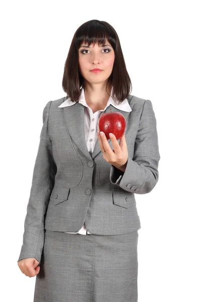 Молодая женщина предлагает яблоко — стоковое фото