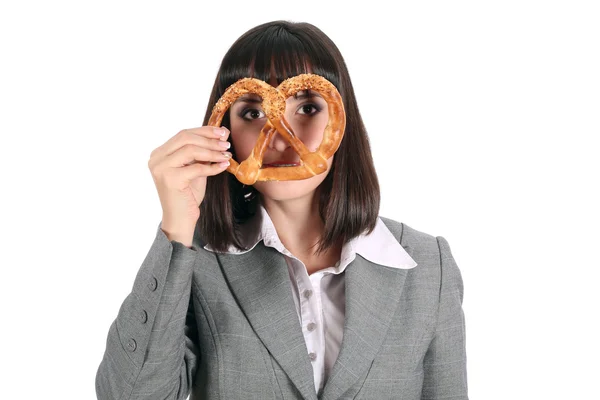 Jovem mulher olhando através pretzel — Fotografia de Stock