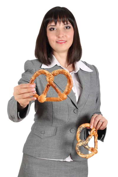 Jovem mulher oferecer um pretzel — Fotografia de Stock