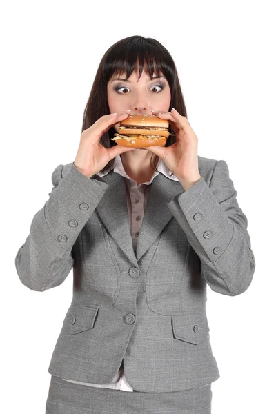 Jeune femme manger un hamburger — Photo