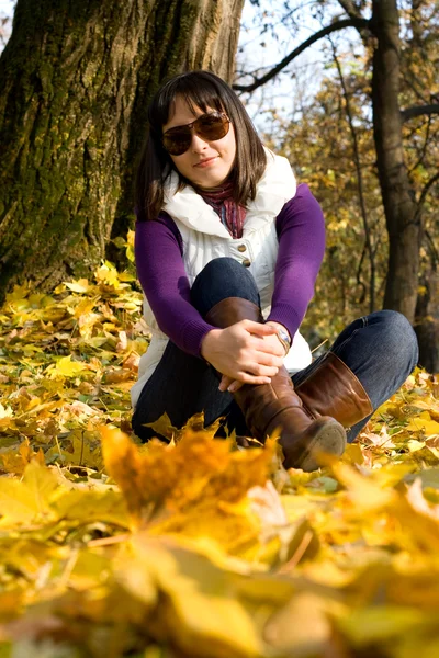 Dívka na podzim listí — Stock fotografie