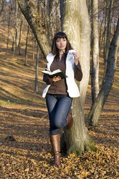Girl reading in autumn forest — Stock Photo, Image