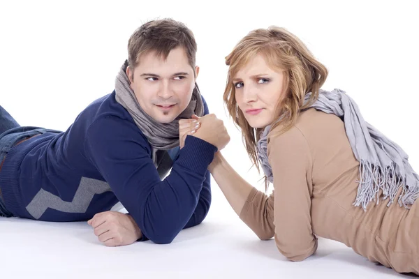 Man en vrouw doen arm worstelen — Stockfoto