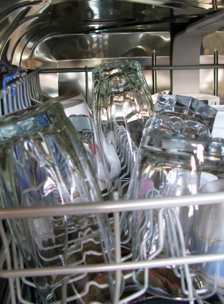 Kacamata di mesin untuk mencuci piring. — Stok Foto