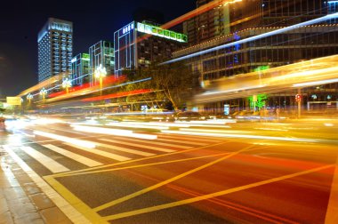 yüksek hızlı ve bulanık otobüs şehir merkezindeki nightscape hafif parkurları