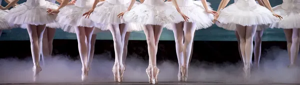 Балерины выступают на сцене — стоковое фото