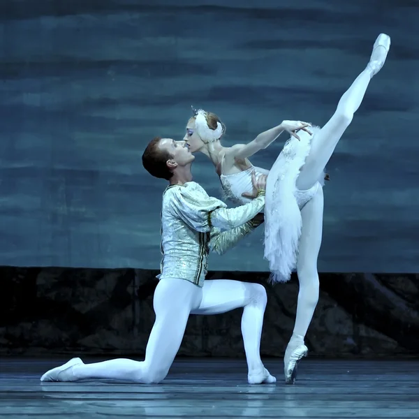 Балет "Лебединое озеро" в исполнении российского королевского балета — стоковое фото