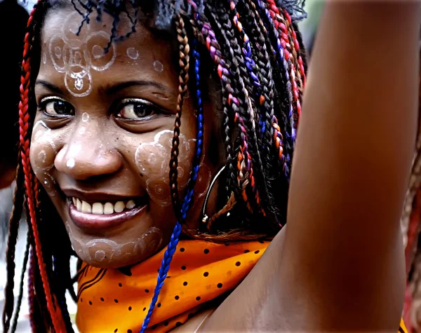 Madagáscar menina com tranças coloridas — Fotografia de Stock