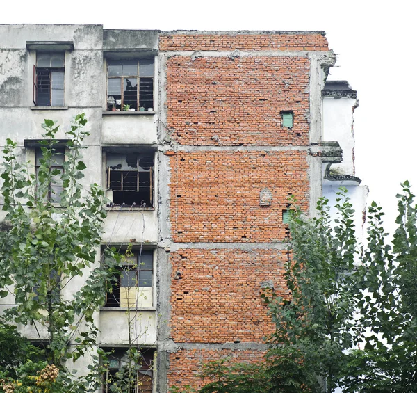 Un bloque de viviendas en ruinas se desmantelará —  Fotos de Stock